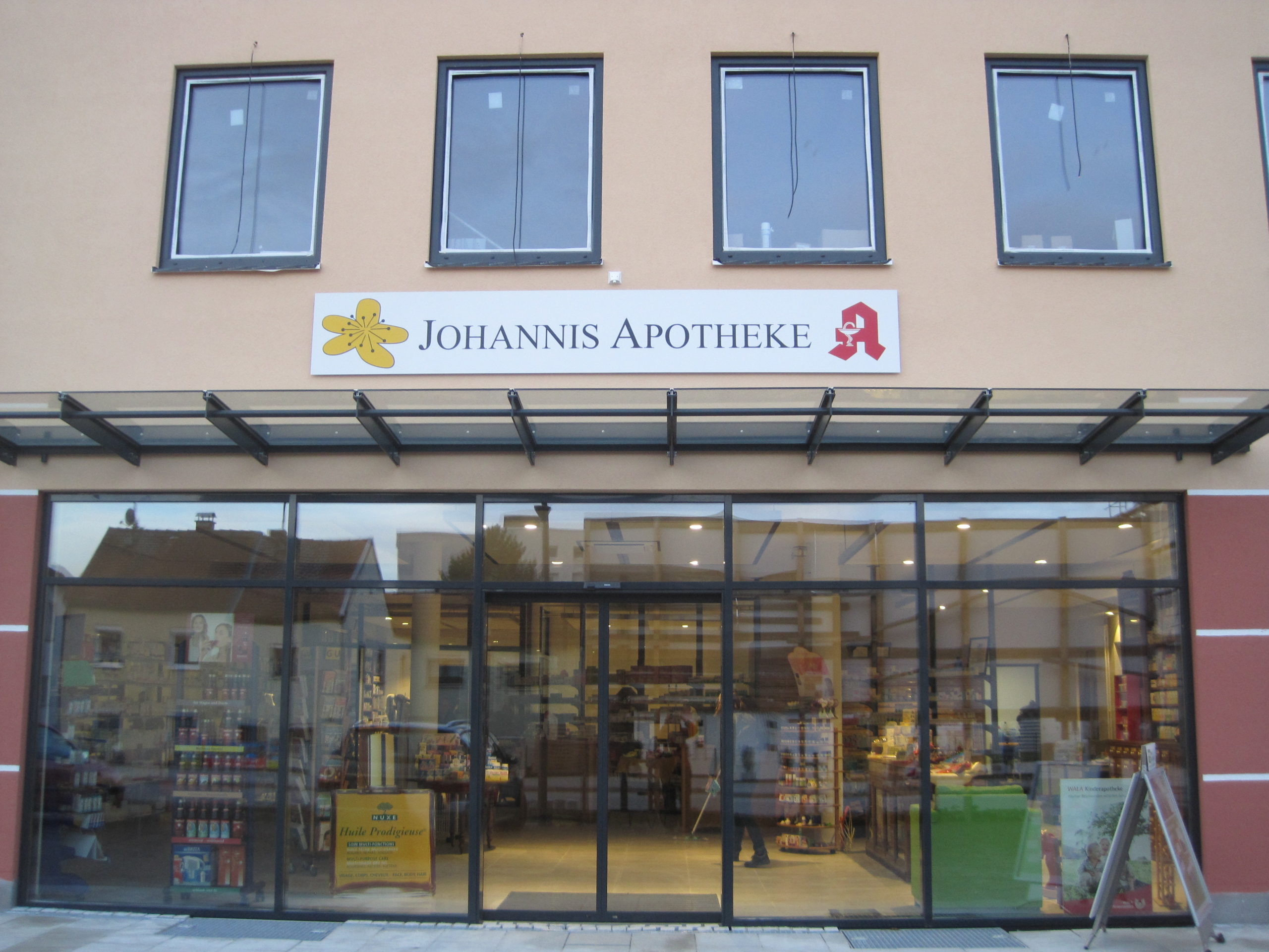 In 18 Jahren ist die Johannis Apotheke stetig gewachsen, so dass im Jahr 2003 neue und größere Räume in der Straubinger Str. bezogen wurden.